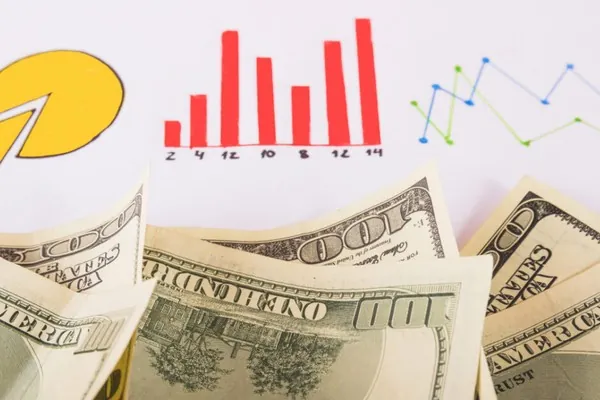 Hình ảnh một người hâm mộ bóng đá đang xem trận đấu và ăn mừng chiến thắng, tượng trưng cho chiến lược cá cược thành công tại VZ99.